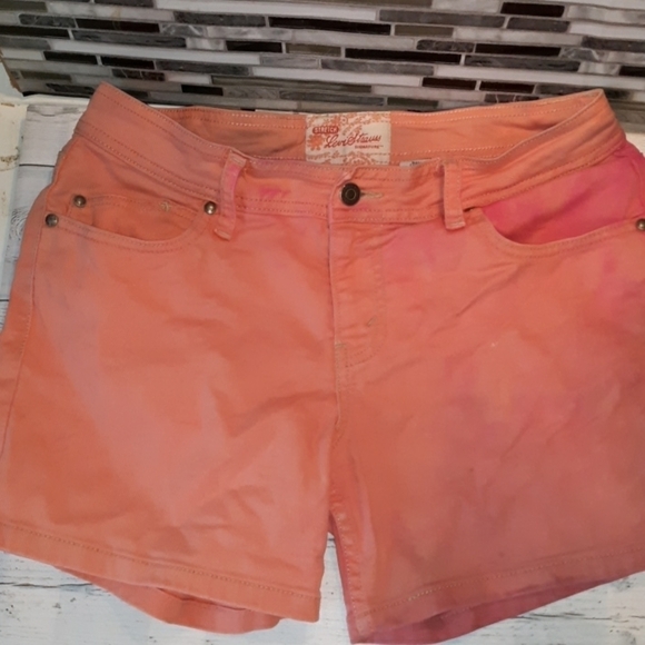 Levi's 8 pink tie dye shorts - Picture 3 of 4